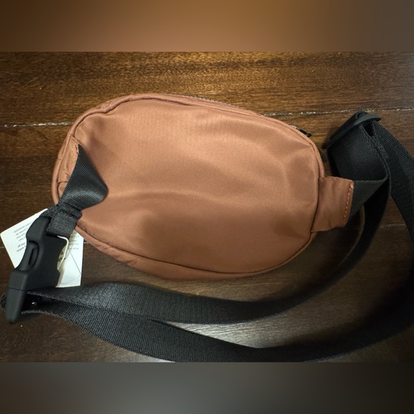 NWT Lululemon Take it on Belt Bag - Picture 9 of 13
